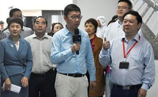 重庆市綦江区政协主席母明江带队视察金美新材料公司
